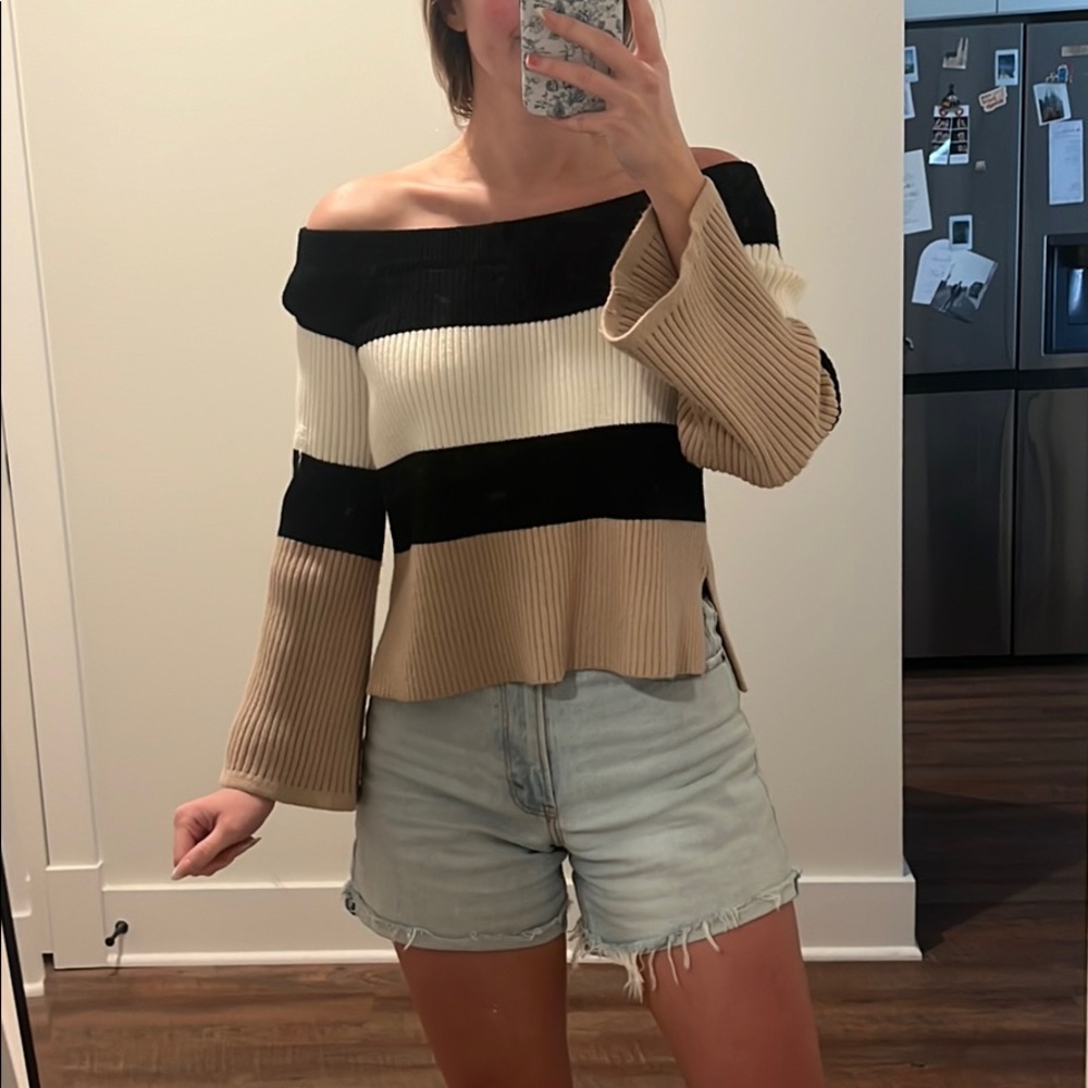 Lizard Thicket boutique off the shoulder top 🤍